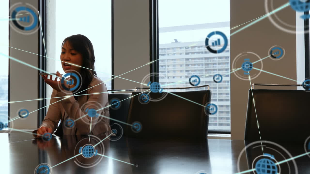 animación de una red de iconos digitales sobre una mujer de negocios que usa un teléfono inteligente