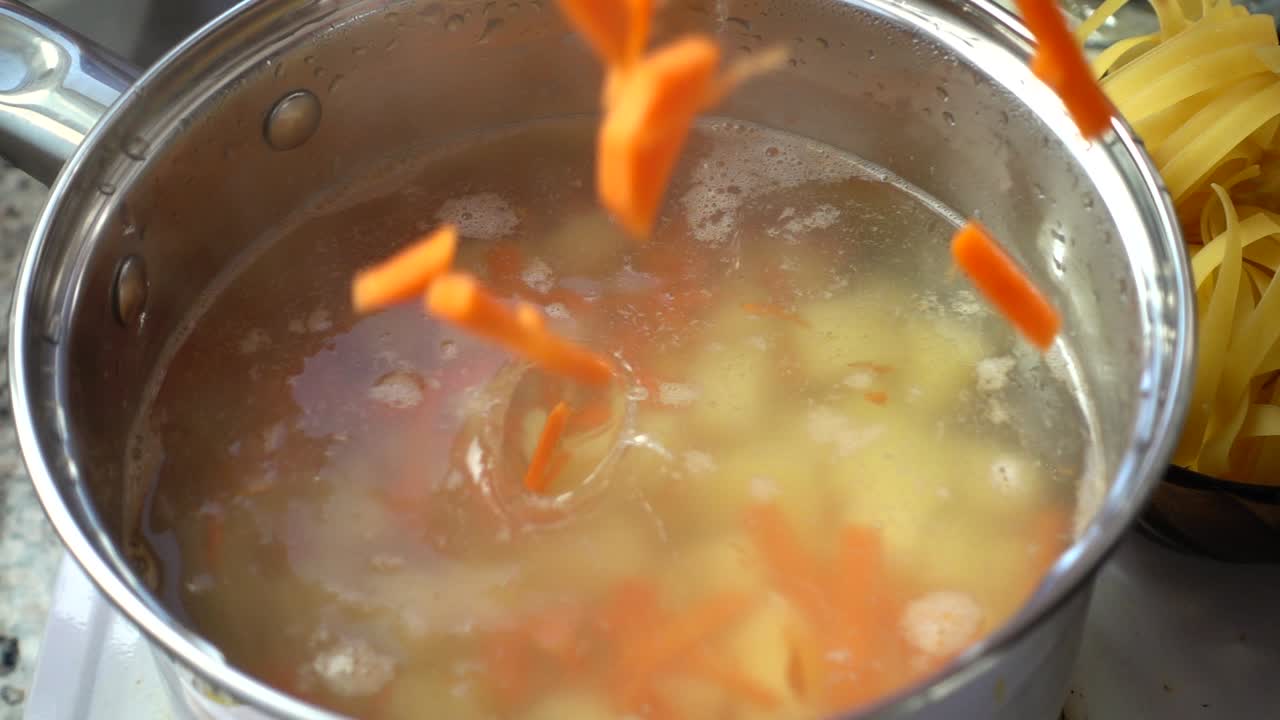 Zuppa di verdure che cuoce in pentola.