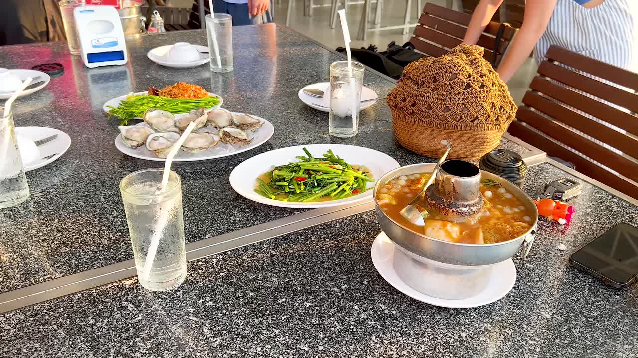 태국에서 해산물과 지역 요리를 즐기고 있습니다.