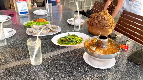disfrutando de mariscos y platos locales en tailandia