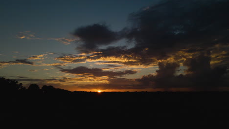 puesta de sol de texas con el sol a punto de desaparecer detrás del horizonte