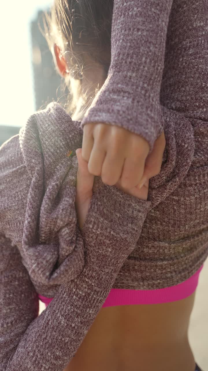 어깨를 펴고 있는 여자