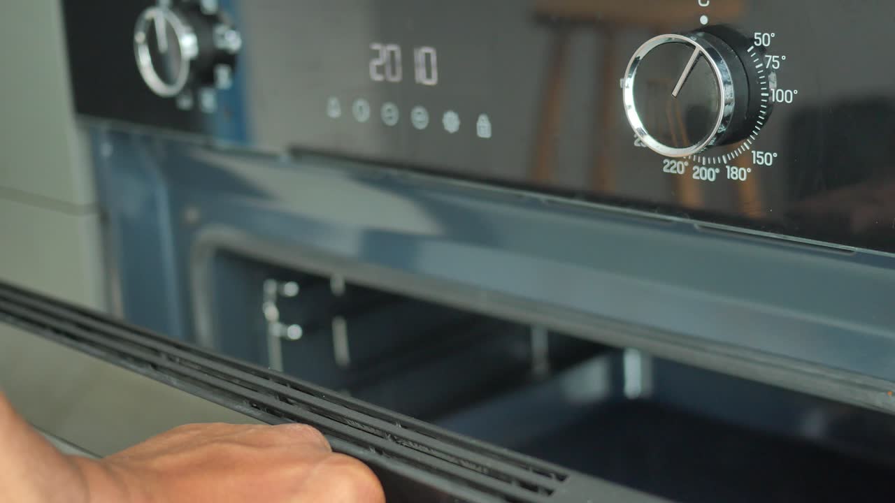 крупный план человека, открывающего дверь печи