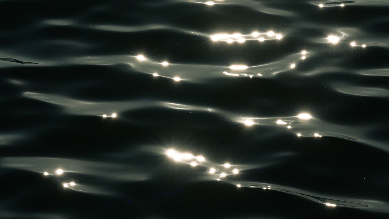 Gnistrande solljus som reflekteras på mörk havsvattenyta