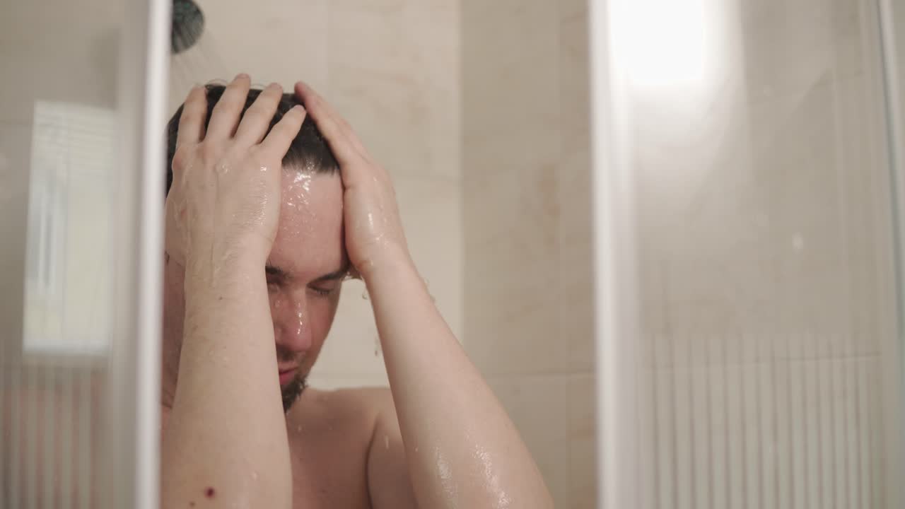 샤워실에서 머리를 는 남자