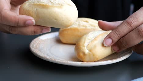 Frauen-Pflücken-Mit-Der-Hand-Ein-Stirnbrot,