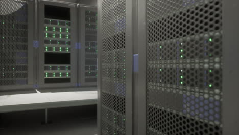 dentro de un centro de datos moderno: filas de servidores y equipos de red