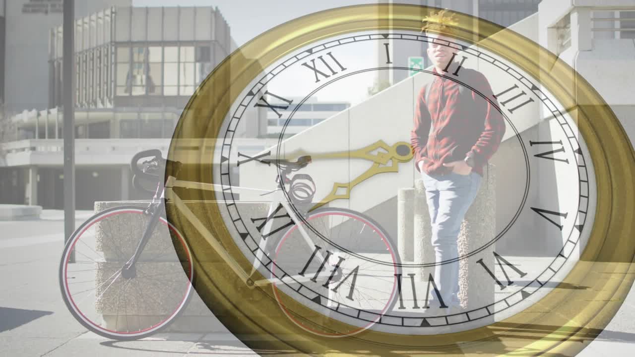 Мужчина, опирающийся на тумбу и меняющий позу, аналоговые часы, постепенно проявляющиеся во вращающихся стрелках, отмечающих время в технологиях