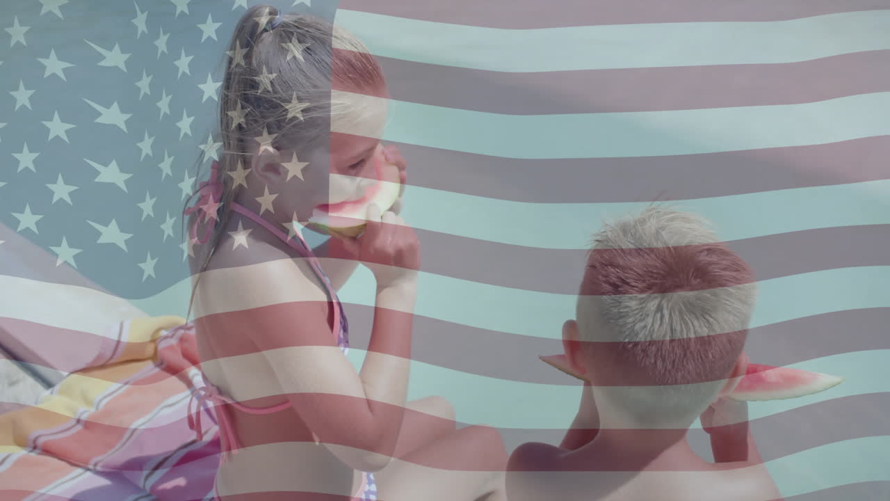 animación de la bandera estadounidense sobre feliz hermano y hermana caucásicos comiendo sandía en una playa soleada