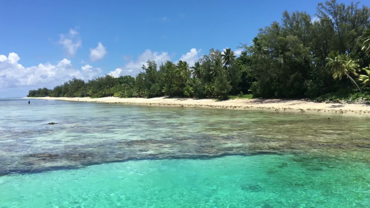 Vista paesaggistica di laguna e litorale di un'isola tropicale del Pacifico.