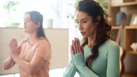 mujeres practicando meditación de yoga