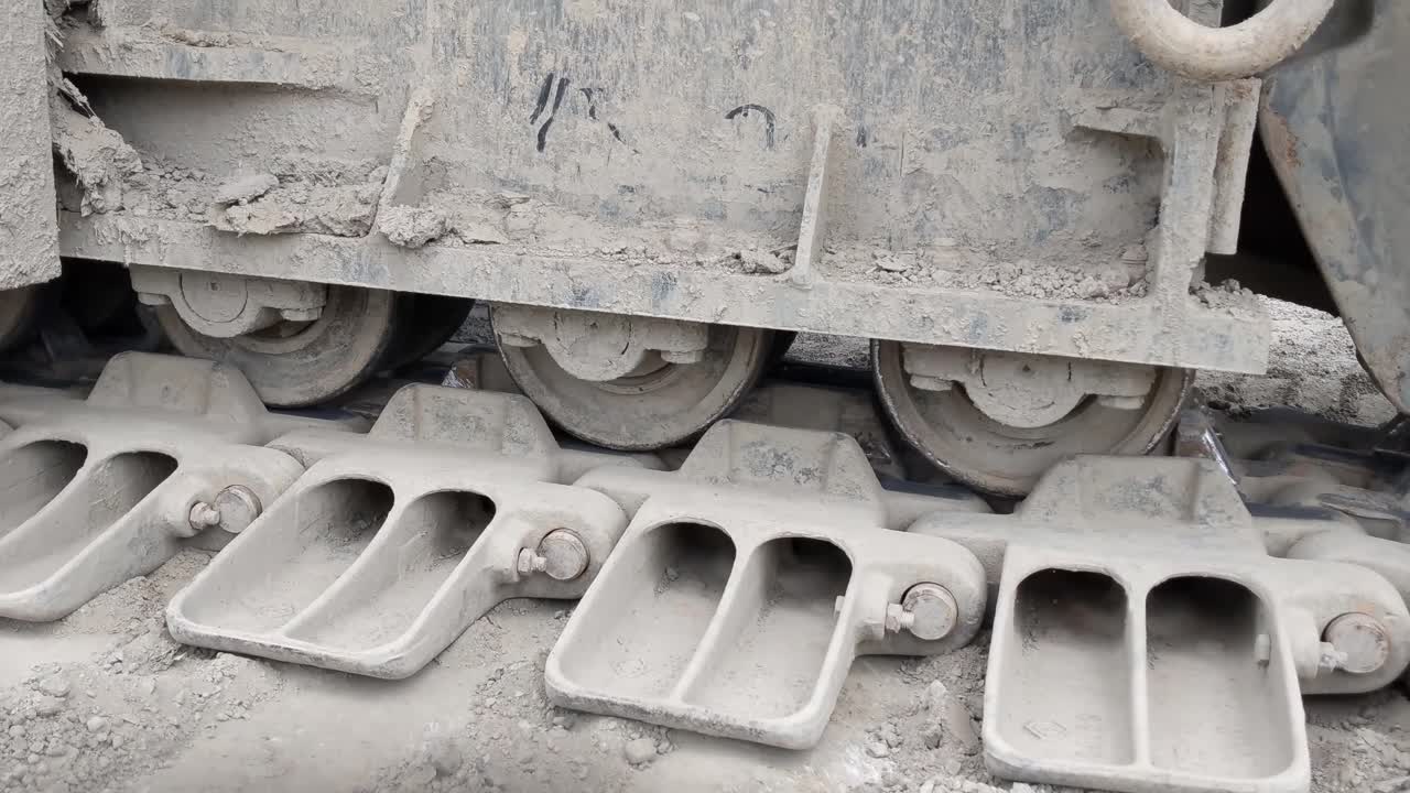 모바일 크레인에서 느리게 움직이는 트랙