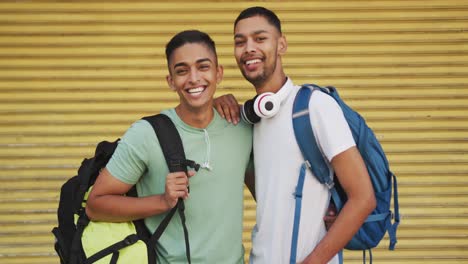 Feliz-Pareja-De-Hombres-Gays-De-Raza-Mixta-Mirando-La-Cámara-En-La-Calle