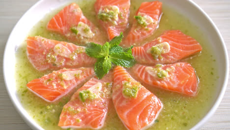 salmón fresco picante crudo en salsa de ensalada de mariscos