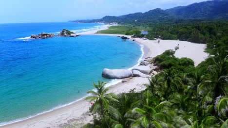 Vista-Aérea-Por-Drones-De-La-Exótica-Playa-Colombiana-En-Santa-Marta.