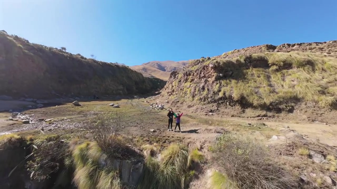 Ponte stradale in paesaggio rurale e profonda gola di montagna a Tafí del Valle in una chiara mattina all'alba. Sorvolo aereo FPV in una mattina di sole
