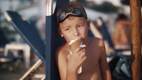 Kind-Erfrischt-Sich-Mit-Eis-Am-Strand