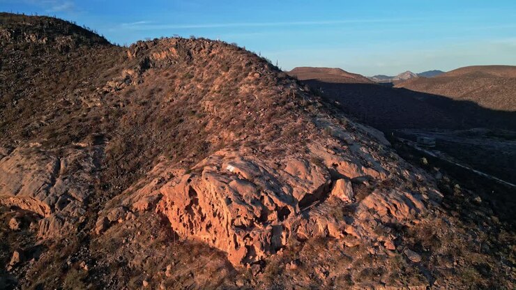 Crinale desertico roccioso al tramonto a La Paz, vicino al Malecón Calavera, Messico