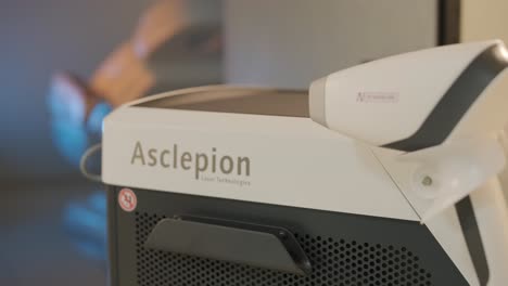 máquina moderna de depilación láser en la clínica de cosmetología
