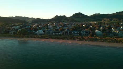 Video-Cinematográfico-De-Un-Dron-Volando-Hacia-Una-Propiedad-Junto-A-La-Playa