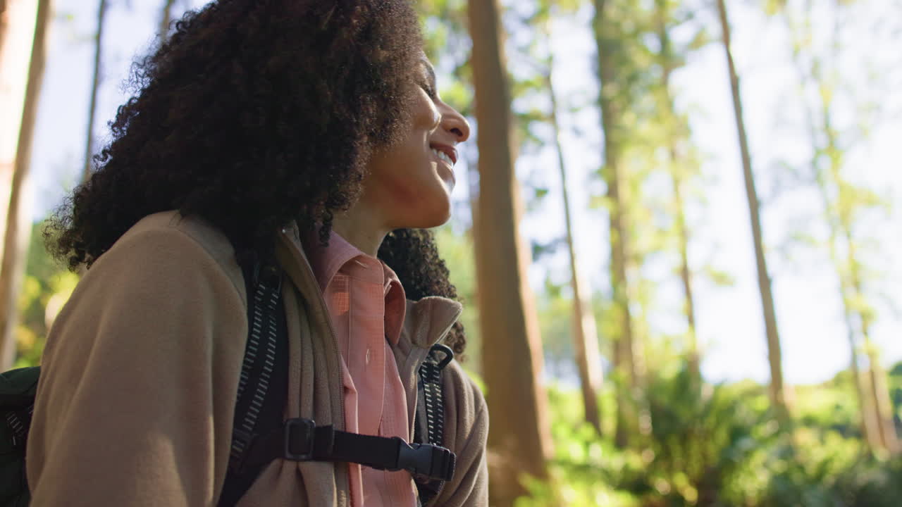 Donna che fa un'escursione nella foresta