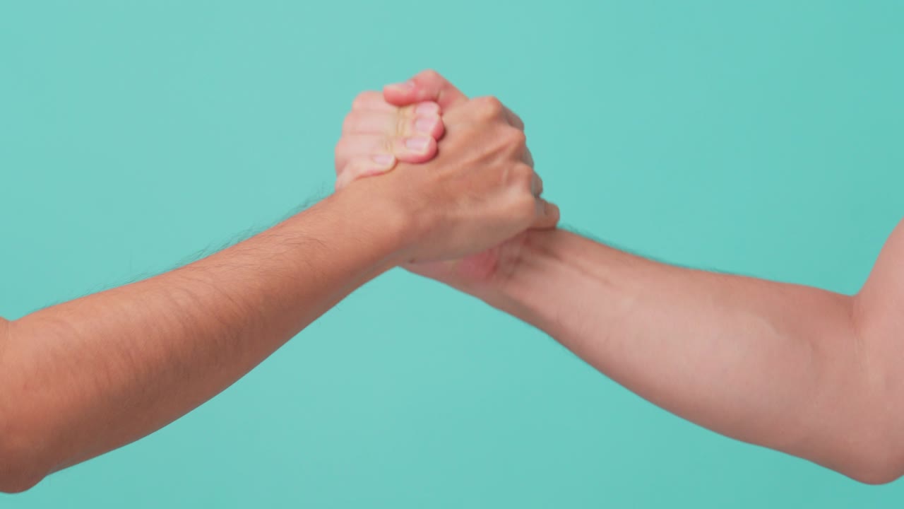 배경에 고립 된 녹색 화면에서 두 남자의 팔 싸움의 근접  - 강한 남자는 결국 경쟁에서 승리합니다 - 비즈니스 개념에서 경쟁자와 라이벌 사이의 인간 힘.