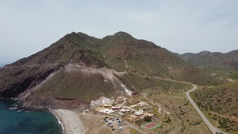 Volando-Alto-Alrededor-De-Una-Montaña-Con-Acantilados-Costeros