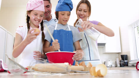 Glückliche-Familie-Beim-Gemeinsamen-Backen