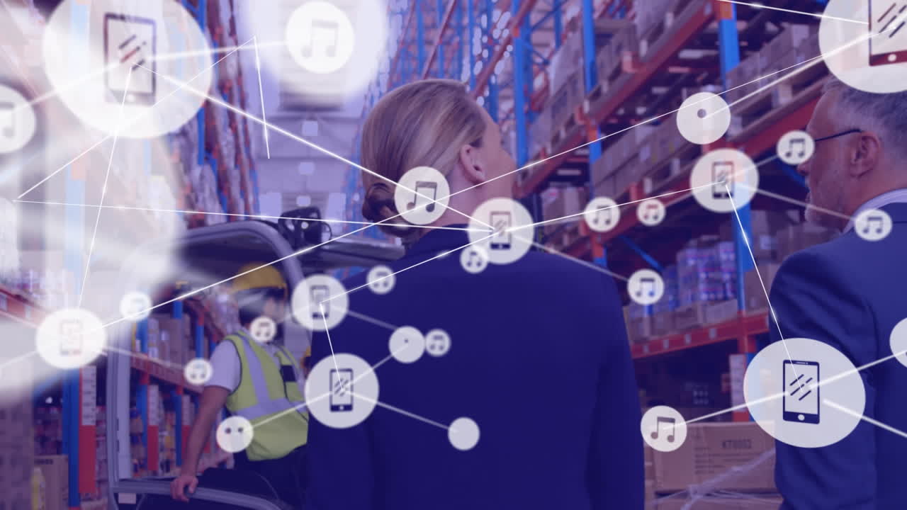 디지털 아이콘의 네트워크 백인 남성과 여성 감독자가 창고에서 논의하는 것을 반대합니다.