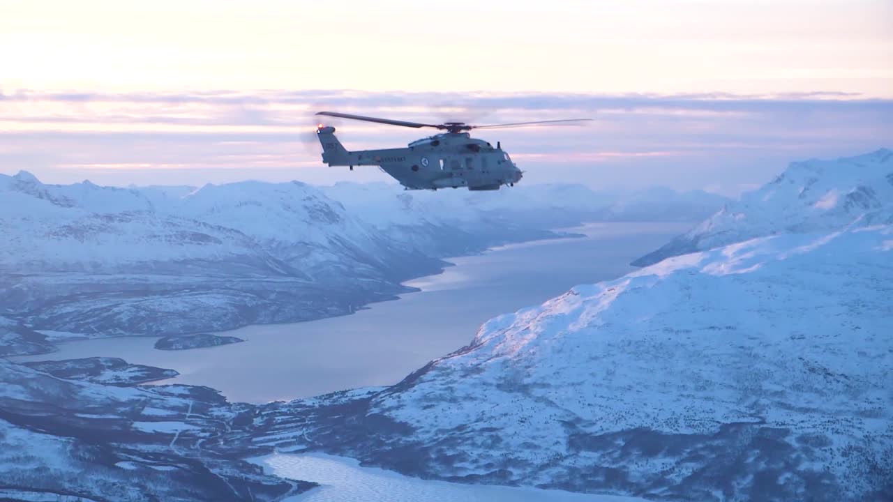 toma aérea de un helicóptero de la armada noruega que patrulla las regiones del norte en invierno 1