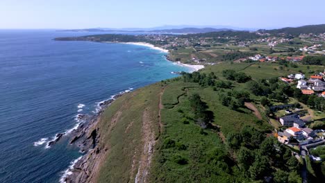 Luftaufnahmen-Kleiner-Küstendörfer-Mit-Klippen-Und-Stränden-In-Sanxenxo