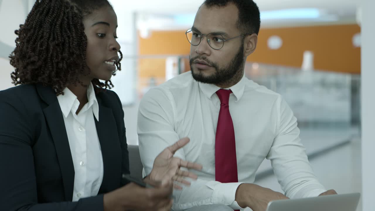 Jeunes professionnels discutant de leur travail