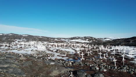 cruces blancas del cementerio de ilulissat, suelo congelado y cubierto de nieve
