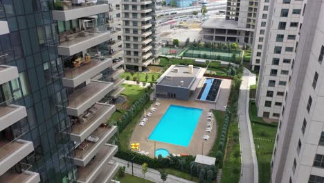 Piscina-En-Complejo-Residencial-De-Lujo-En-Estambul