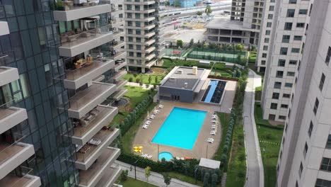 piscina en un lujoso complejo residencial en estambul