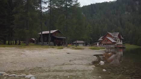 Paisaje-De-Ensueño-De-Casas-De-Madera-En-El-Bosque