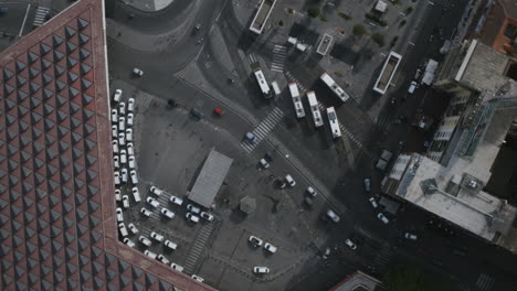 Hiperlapso-Aéreo-Estático-De-La-Estación-De-Tren-Napoli-Centrale-Con-Taxis-Y-Tráfico