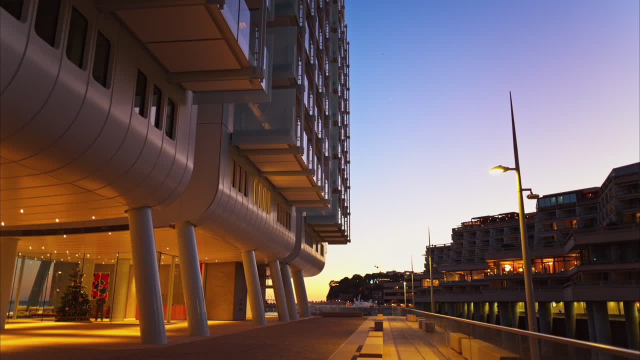 Close de um edifício no novo bairro residencial de Mareterra em Mônaco à noite
