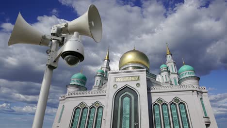 la mezquita de la catedral de moscú contra las nubes móviles, rusia -- la mezquita principal en moscú, nuevo punto de referencia