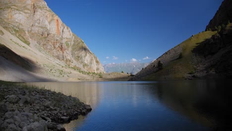 lago temprano en la mañana en las montañas de uzbekistán