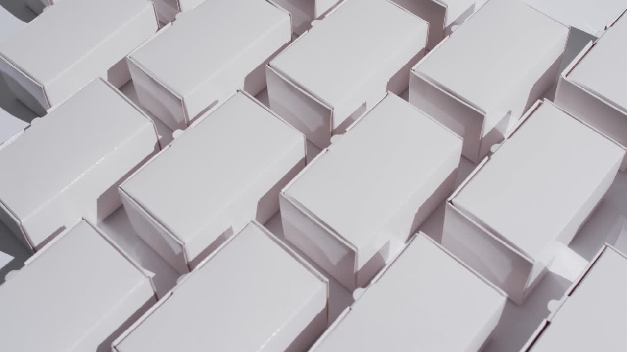 vídeo de cajas de cartón con espacio para copiar sobre fondo blanco