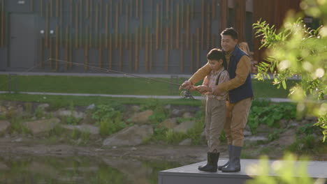 padre e hijo pescando