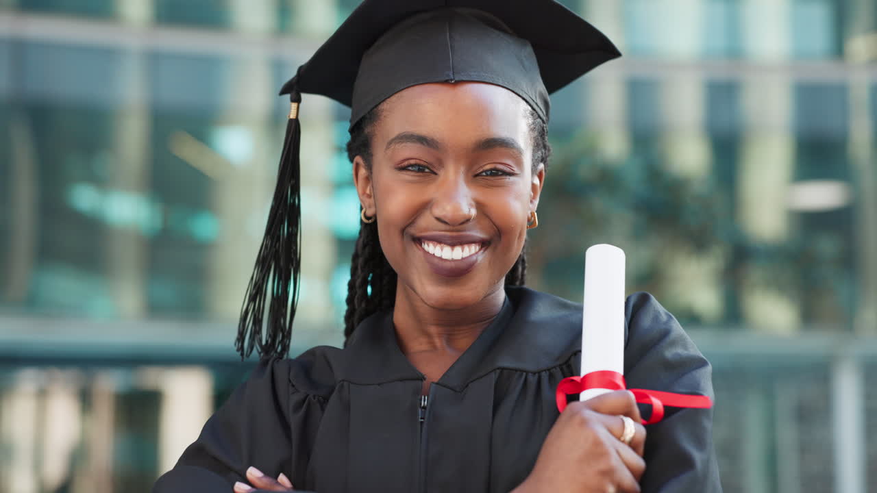 cara, al aire libre y mujer negra con graduación