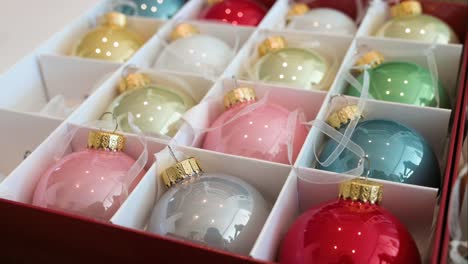 vista de cerca de vibrantes adornos navideños dispuestos en una caja