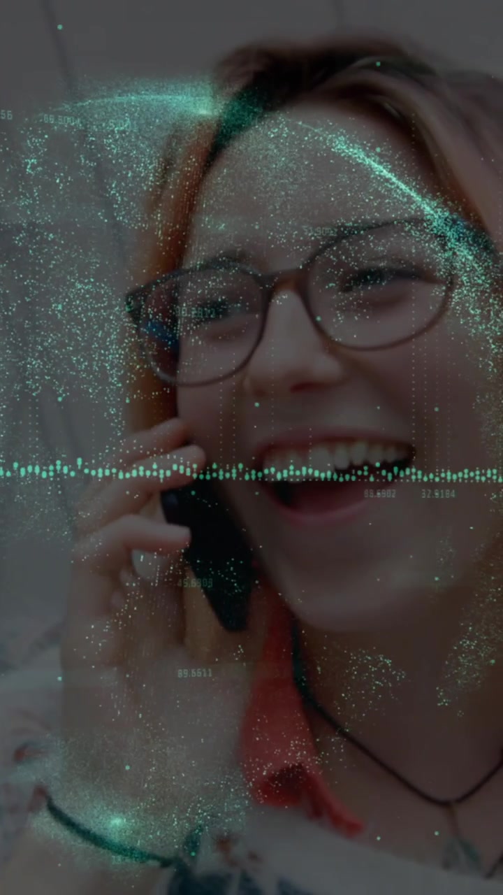 Donna Sorridente Che Parla al Smartphone con Sovrapposizione di Dati Digitali