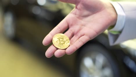hombre con una moneda de bitcoin