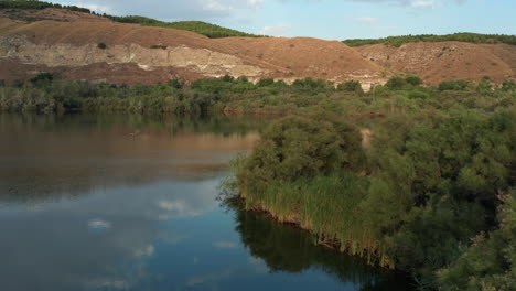 Laguna-El-Picón-de-los-Conejos-forest,-mountains-and-lake-near-Madrid-Spain