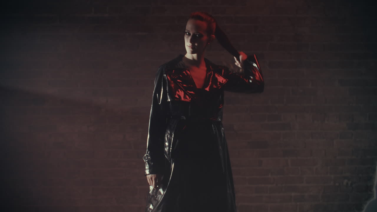 Donna in trench di pelle, fotografia di moda urbana.