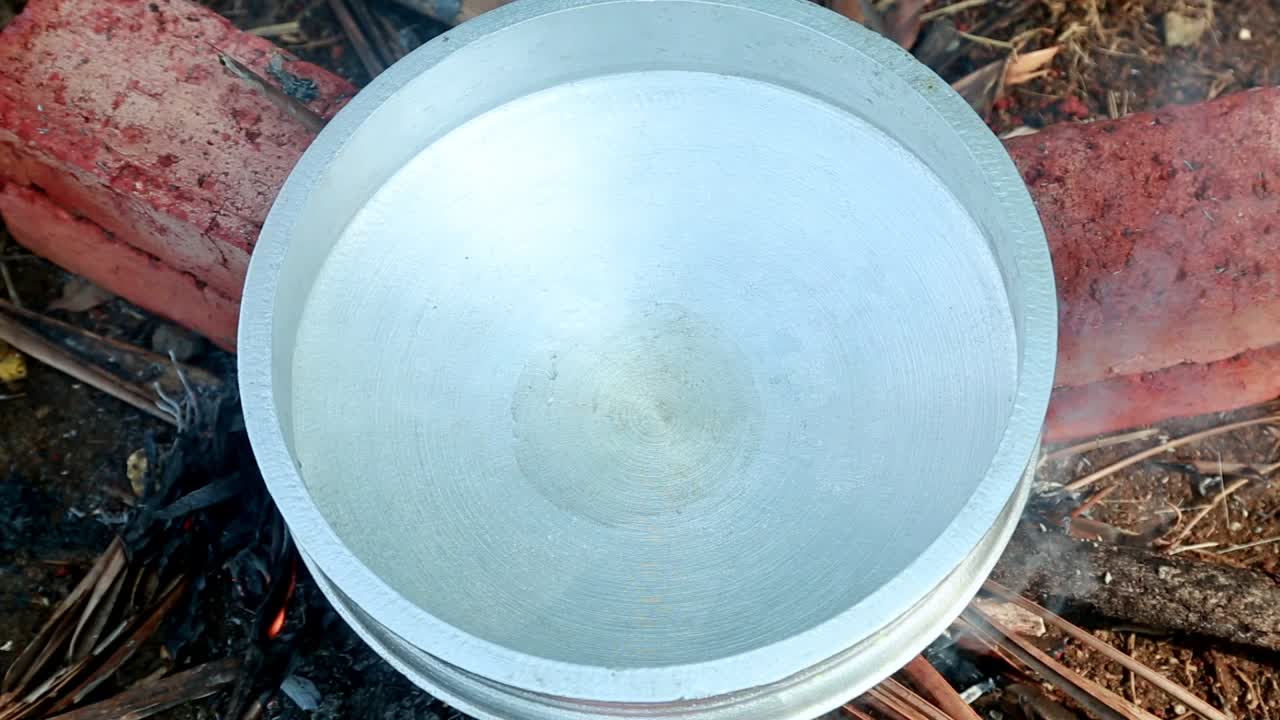 기름은 가열 된 알루미 ⁇  팬에  ⁇ 어 , 검은 조개 마살라 카리, 전통적인 야외, 검은 조개 요리, 오염 , 마살라 , 벽돌