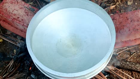 el aceite se vierte en una sartén de aluminio calentado, almeja negra masala curry, al aire libre tradicional, almejas negras cocinar, contaminación , masala , ladrillo
